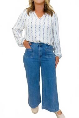 NEW CHARLIE B cropped flare leg denim jeans in blue